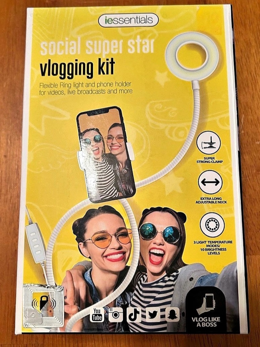 iessentials Social Super Star Vlogging Kit Vlogging Kit Ring Light Phone Holder